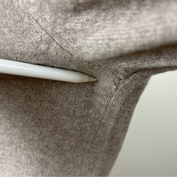 C by Bloomingdales 100% 2 Ply Cashmere V-neck Soft Cozy Sweater Medium - Picture 10 of 16